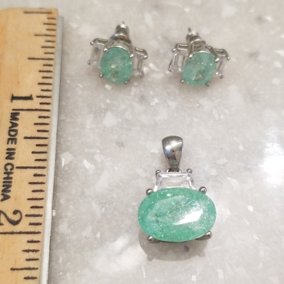 Jewelry - 3/$15! 💚 Pendant and earring set!